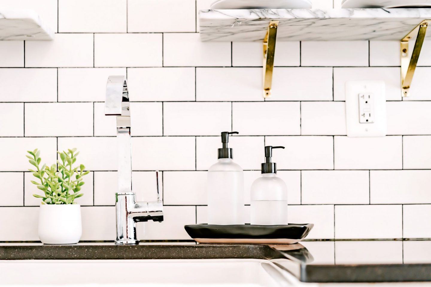 Spring Cleaning: Areas to Purge // Tips to Get Organized // How to Spring Clean // How to Purge // Tips to Spring Clean // Spring Cleaning Hacks // Spring Cleaning Checklist // Spring Cleaning Tips & Tricks // Decluttering Tips // Decluttering Ideas | Beauty With Lily #springcleaningtips #declutteringideas